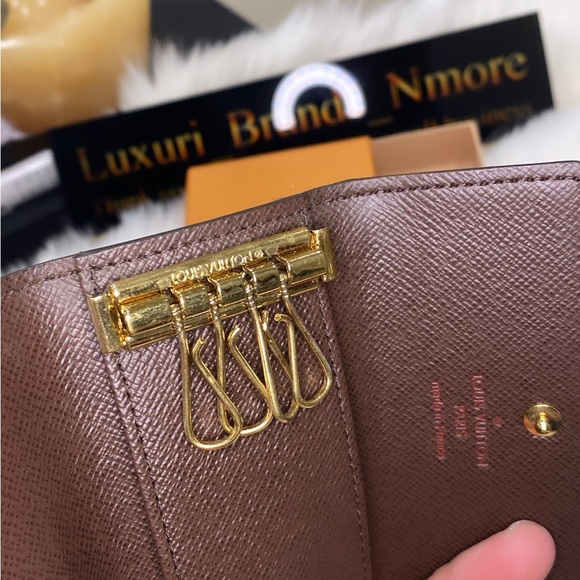 LOUIS VUITTON KEY HOLDER - Picture 10 of 11